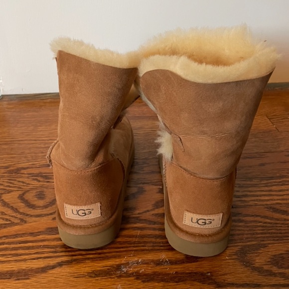 UGG boots; Bailey Button II; size 9; good condition - Picture 3 of 7